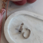 Ατσάλινα Σκουλαρίκια με Κάθετες Ρίγες