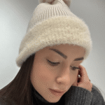 Γυναικείο Σκουφάκι με Φούντα και Χνουδωτή Λεπτομέρεια-Εκρού