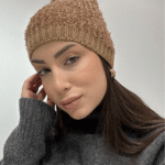 Γυναικείο Σκουφάκι με Ιδιαίτερη Πλέξη και Φούντα-Καφέ