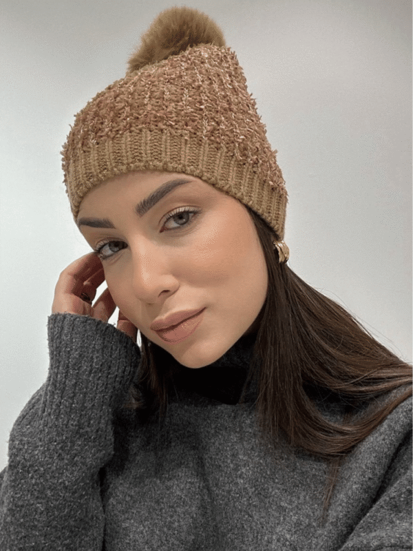 Γυναικείο Σκουφάκι με Ιδιαίτερη Πλέξη και Φούντα-Καφέ