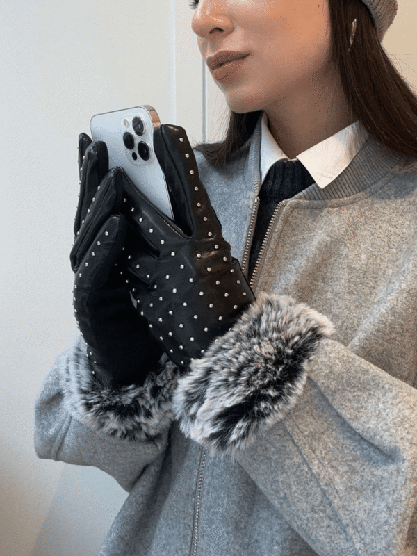 Γυναικεία Δερμάτινα Γάντια με Ασημί Τρουκς, Fleece Επένδυση & Λεπτομέρεια Γούνας – Μαύρα