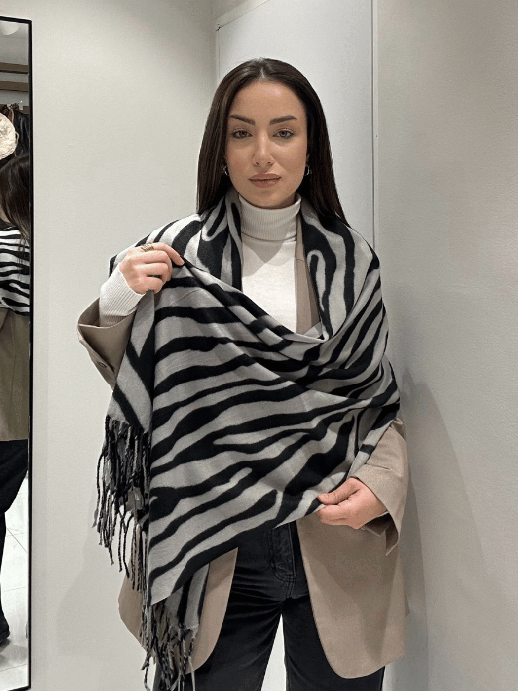 1 Γυναικείο Κασκόλ Ζεβρέ με Κρόσσια-Γκρι/Μαύρο - Image 1