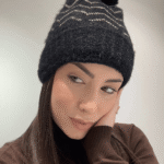 Γυναικείο Σκουφάκι με Ριγέ Μοτίβο, Fleece Επένδυση & Φούντα – Μαύρο με Χρυσές Λεπτομέρειες