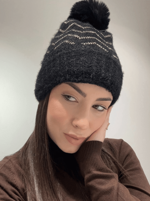 Γυναικείο Σκουφάκι με Ριγέ Μοτίβο, Fleece Επένδυση & Φούντα – Μαύρο με Χρυσές Λεπτομέρειες