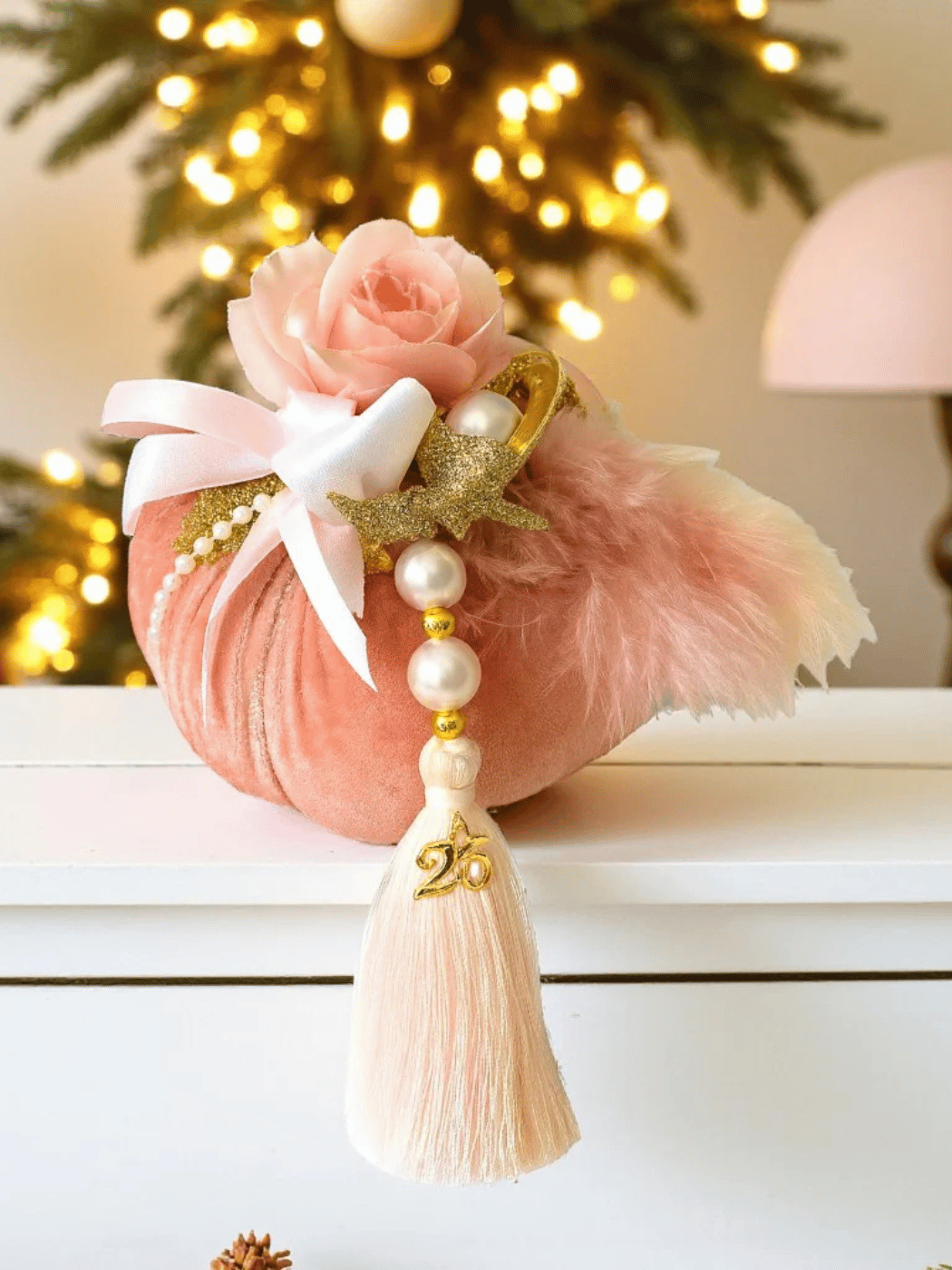 1 (7) Γούρι Μεγάλη Βελούδινη Κολοκύθα με Στολισμό - Image 1