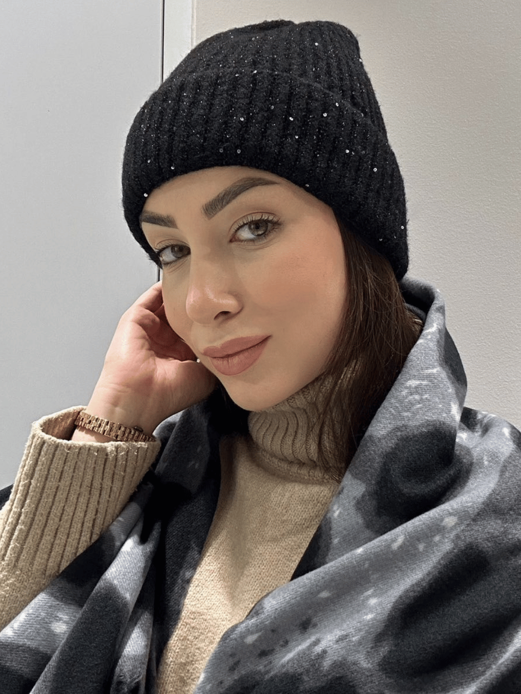 654544 Γυναικείο Σκουφάκι με Διακριτικές Πούλιες-Μαύρο - Image 1