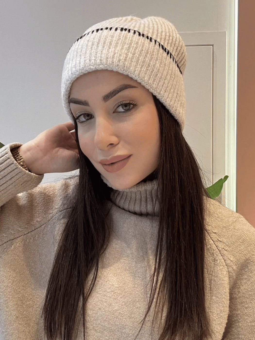 735635 Γυναικείο Μονόχρωμο Εκρού Σκουφάκι με Μαύρη Ραφή - Image 1