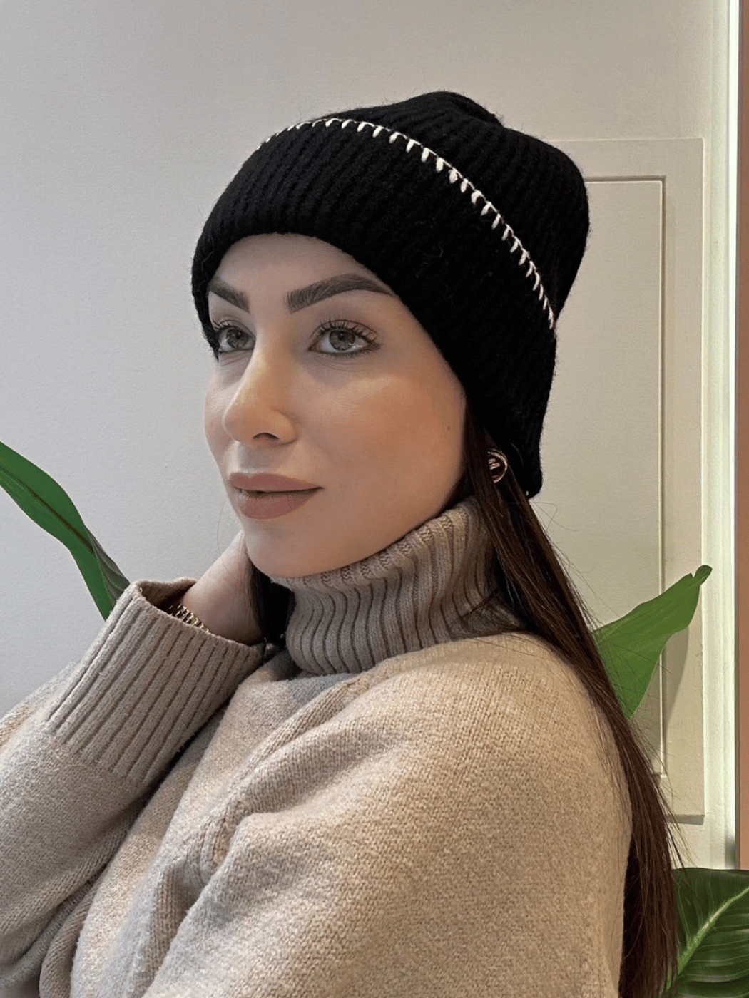 765252 Γυναικείο Μονόχρωμο Μαύρο Σκουφάκι με Λευκή Ραφή - Image 1