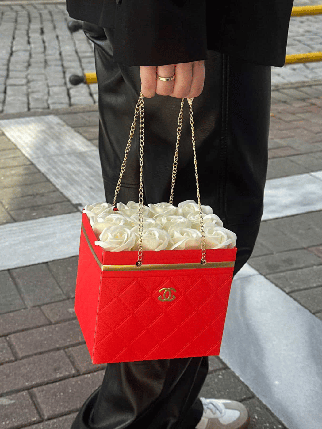546464646 Luxury Flower Bag με Λευκά Τριαντάφυλλα - Image 1